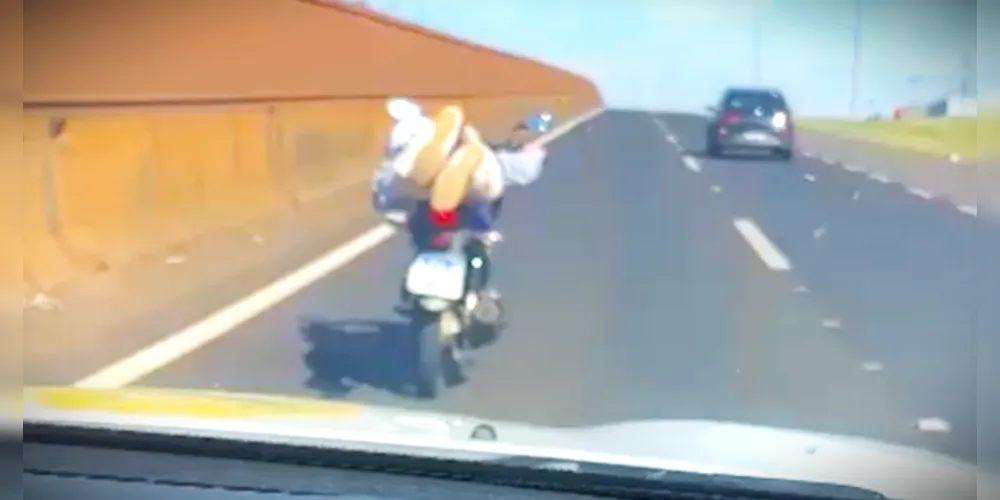 Motociclista foi flagrado por câmera de segurança da polícia