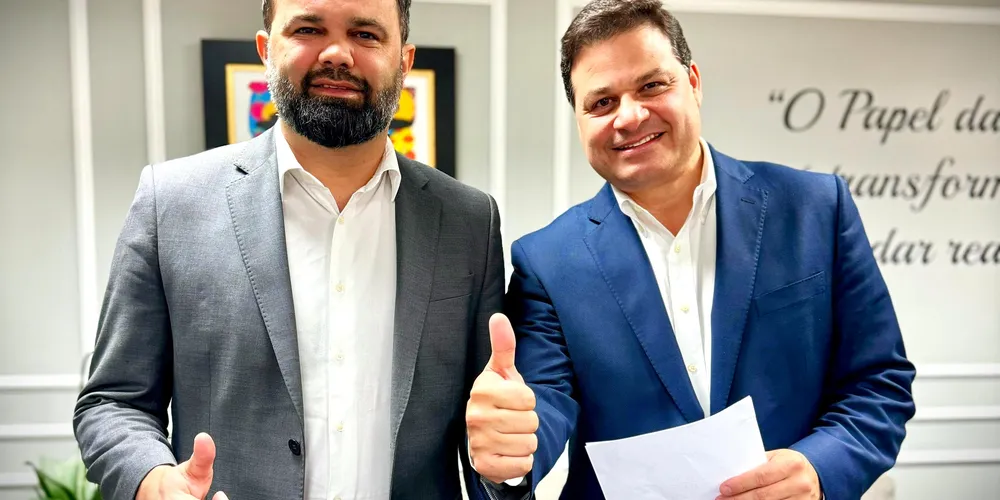 Recursos foram anunciados por Sandro Alex (à direita), nesta terça-feira (23)
