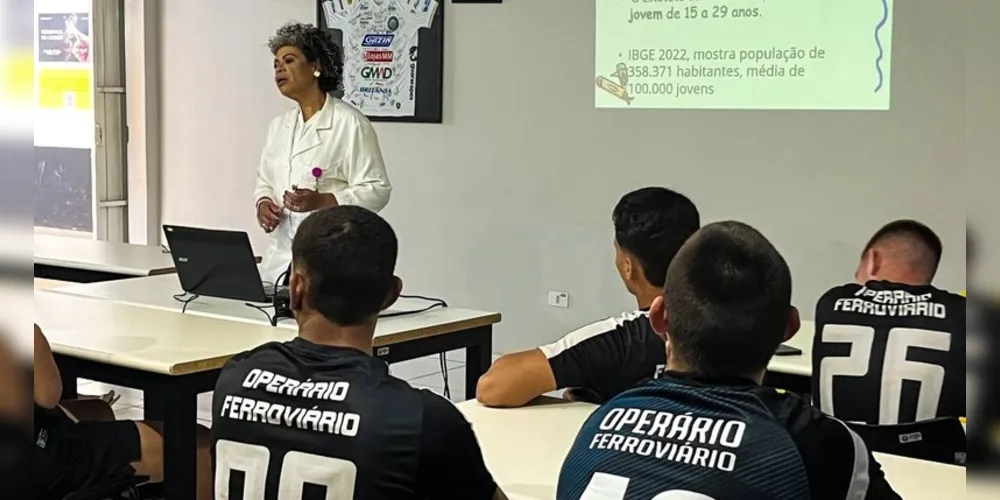 Palestra foi ministrada pela enfermeira obstetra Ana Cláudia da Silva Oleniki