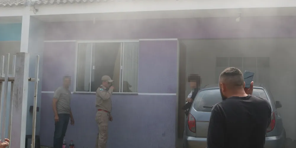 Moradores avistaram fumaça saindo de dentro da residência