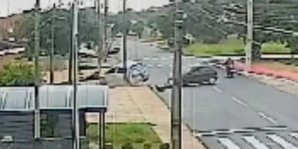 Colisão foi registrada na avenida Maria Alvina Primor