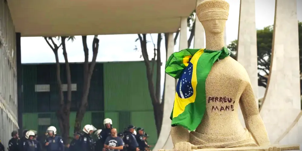 Escrita foi colocada em frente à sede do Supremo Tribunal Federal