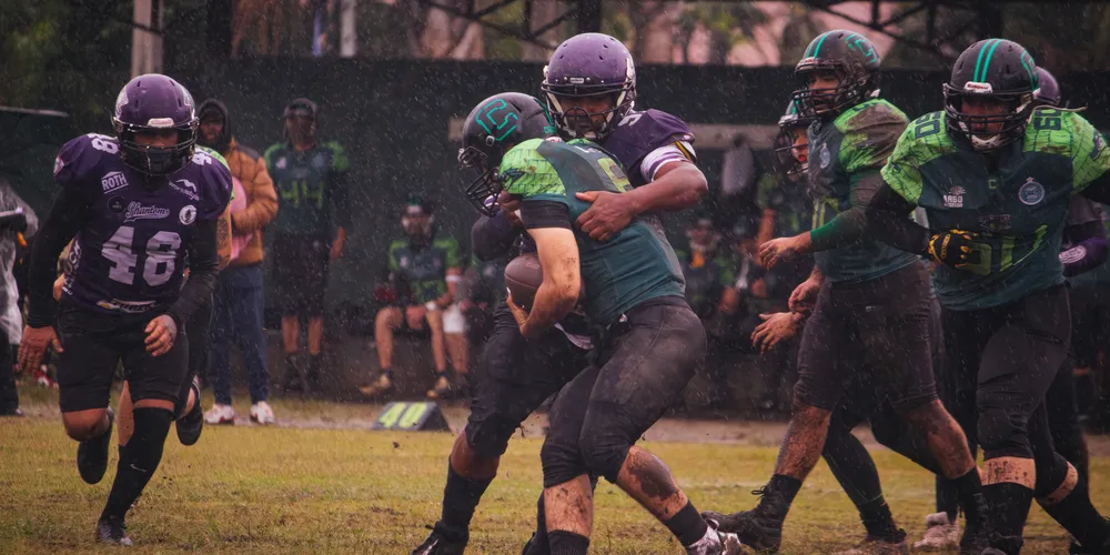 A partida foi disputada sob constante chuva e lama no campo