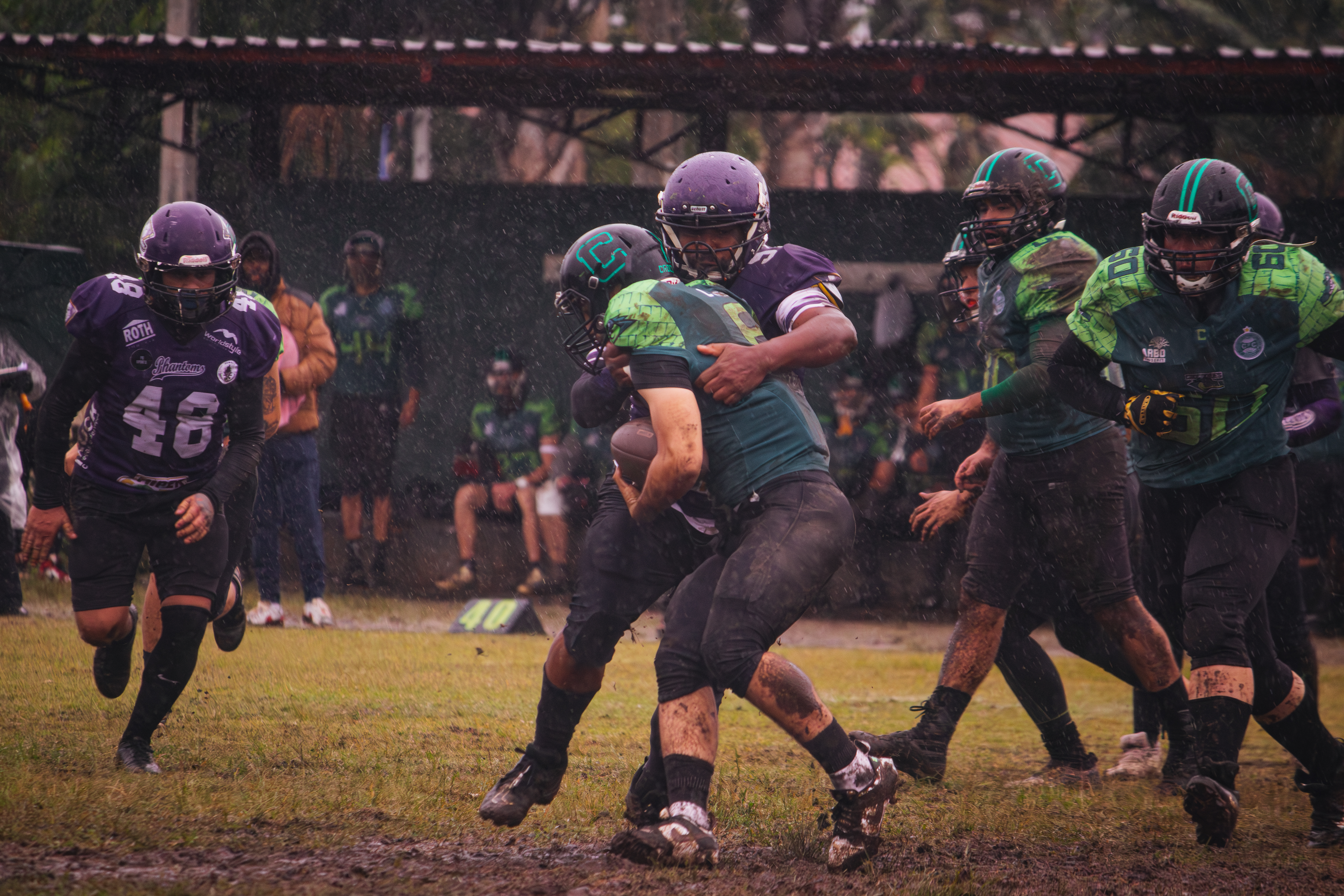 A partida foi disputada sob constante chuva e lama no campo