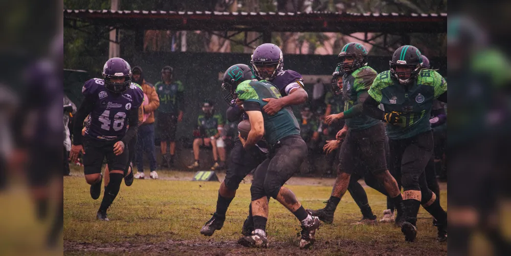 A partida foi disputada sob constante chuva e lama no campo