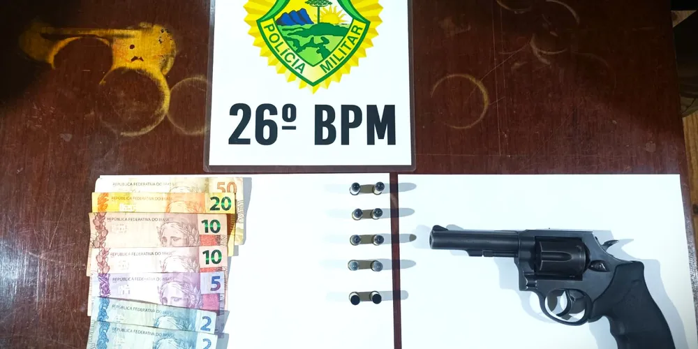Arma, munições e quantia em dinheiro foram apreendidas