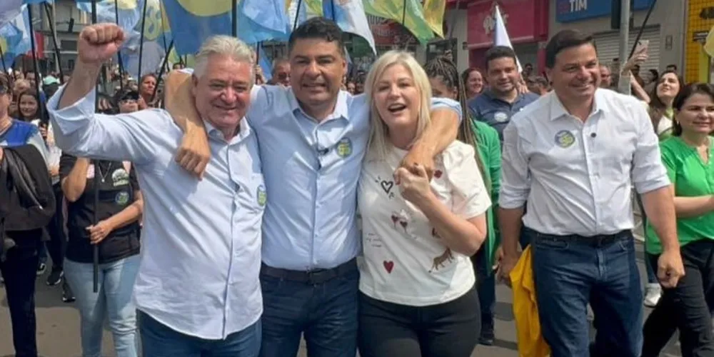 Sebastião Mainardes (PL), Marcelo Rangel (PSD), Simone Kaminski e Sandro Alex (PSD) comemoram decisão do TRE-PR no 'Calçadão' de Ponta Grossa