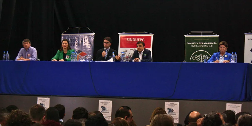 Espaço do candidato ficou vazio durante todo o debate