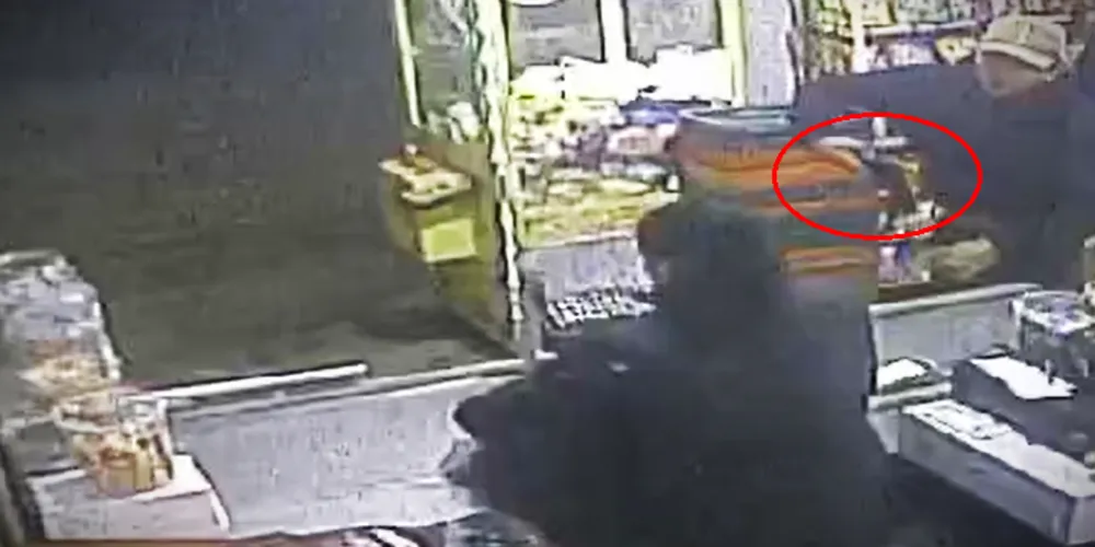 Câmera mostra Geovane utilizando uma arma, durante o assalto