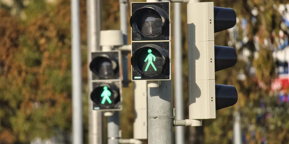 Semáforo direcionado para a travessia de pedestres é instalado na Avenida Monteiro Lobato
