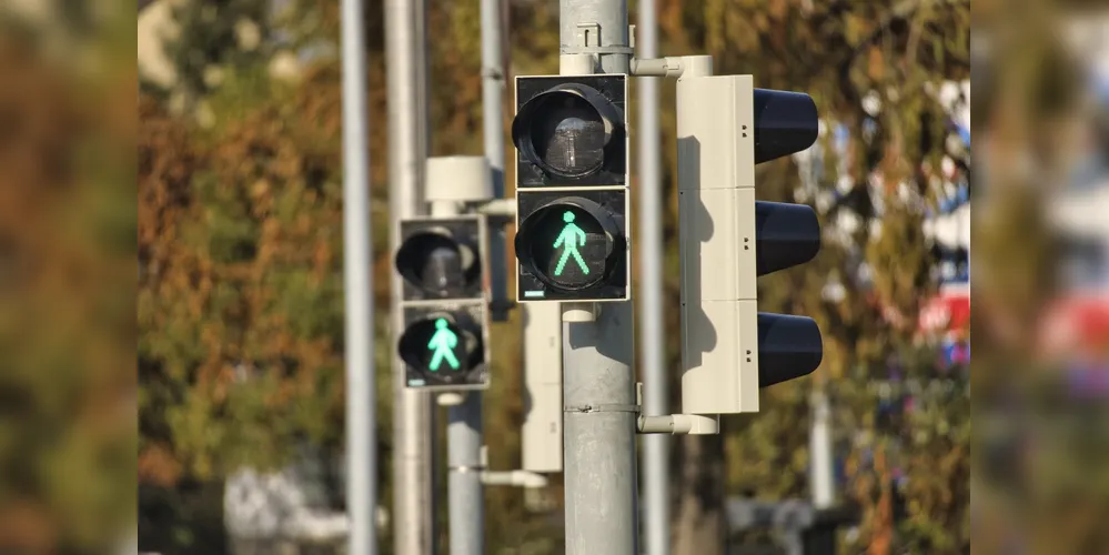 Semáforo direcionado para a travessia de pedestres é instalado na Avenida Monteiro Lobato