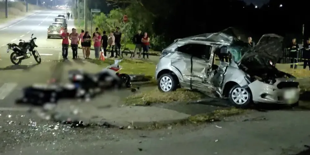 Veículo capotou após o forte impacto da motocicleta