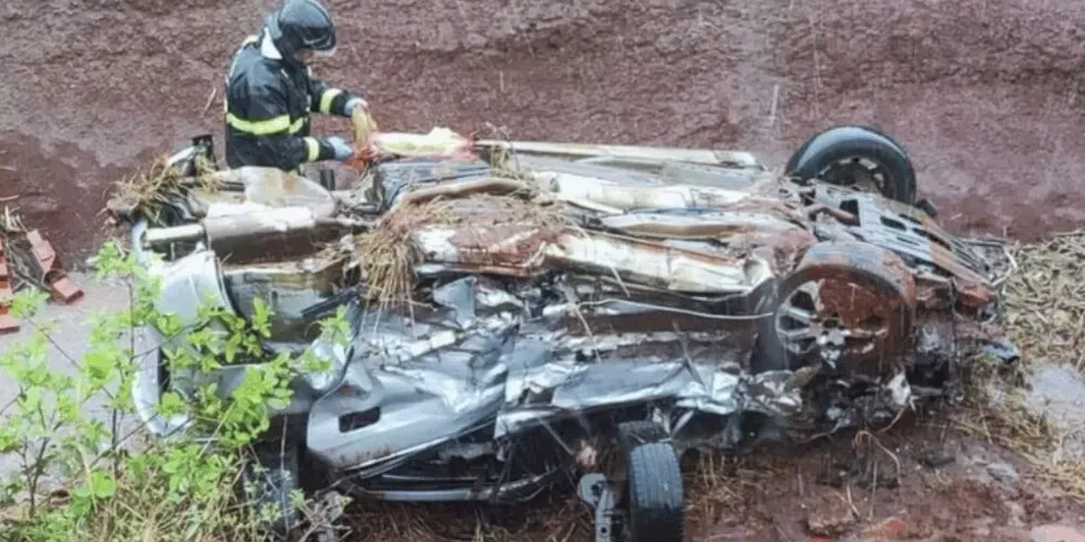 A Polícia Rodoviária Federal (PRF) está investigando as causas do acidente