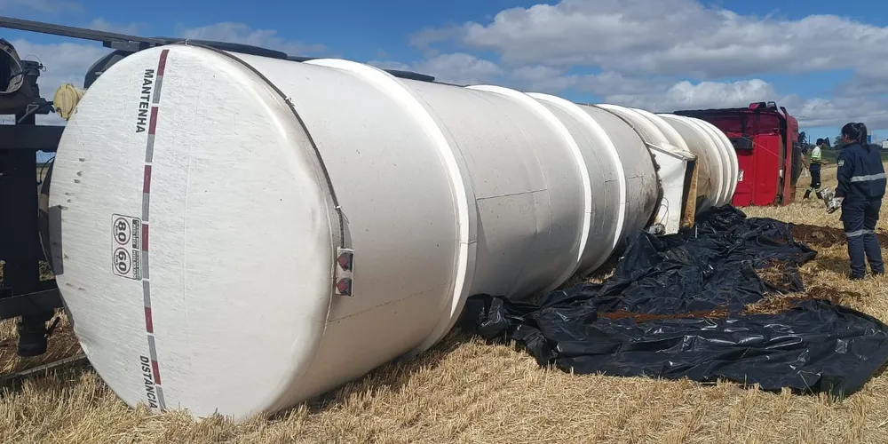 Veículo seguia pela PR-092 e tombou no KM 216