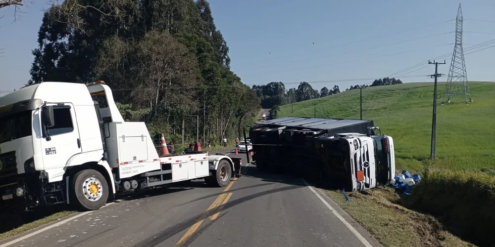 Caminhão tombou na margem direita da via