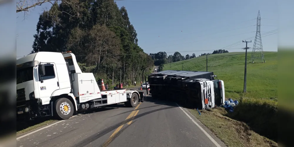 Caminhão tombou na margem direita da via