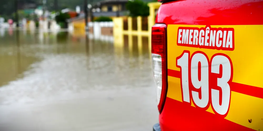 Equipes dos Bombeiros e da Defesa Civil estão realizando os trabalhos