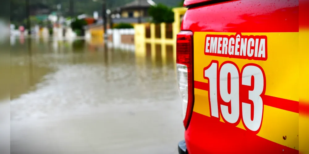 Equipes dos Bombeiros e da Defesa Civil estão realizando os trabalhos