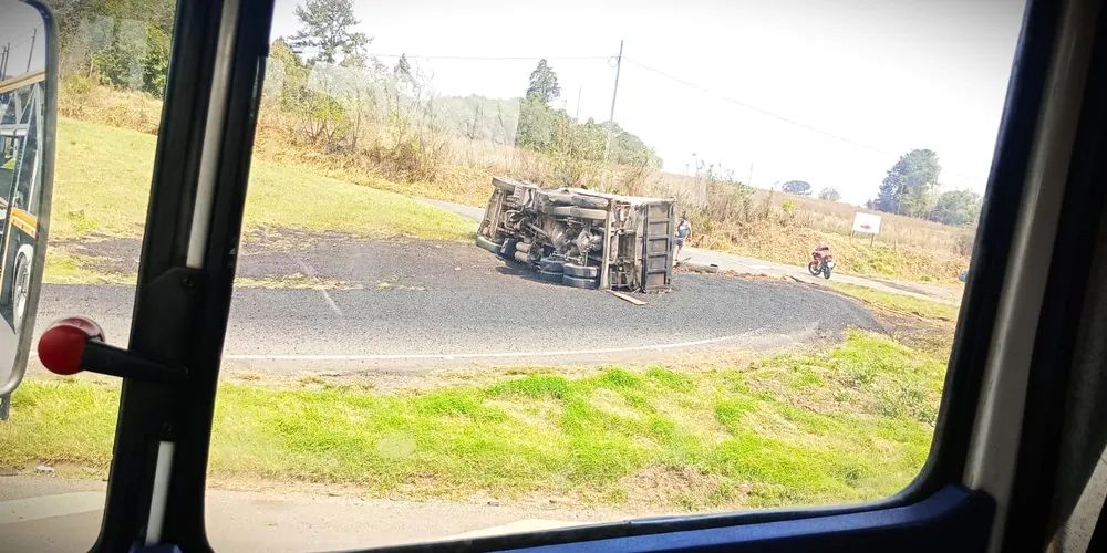 Caminhão estava carregado com massa asfáltica