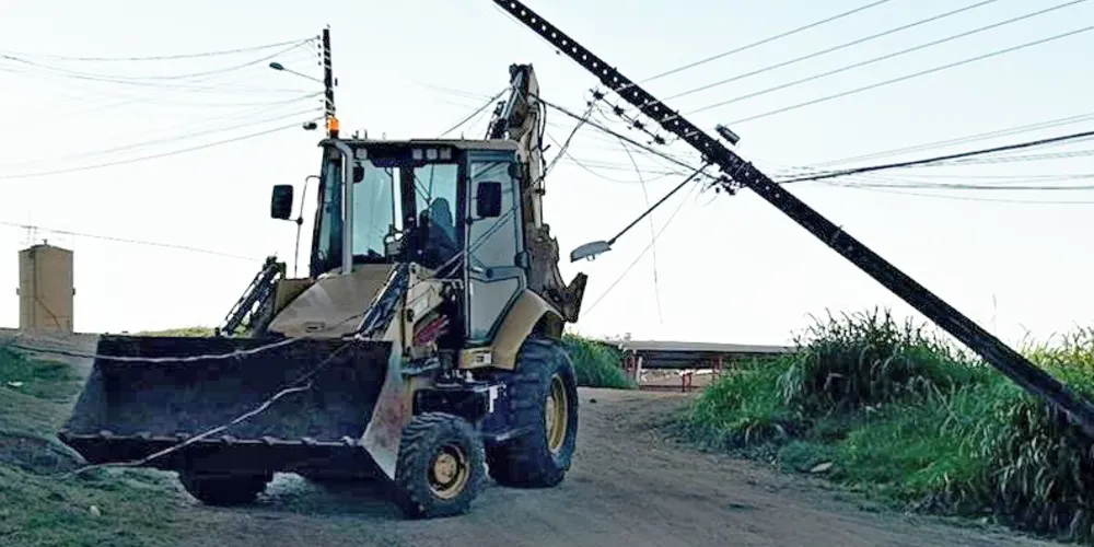 Veículo acabou se enroscando num poste, nesta terça-feira (6)