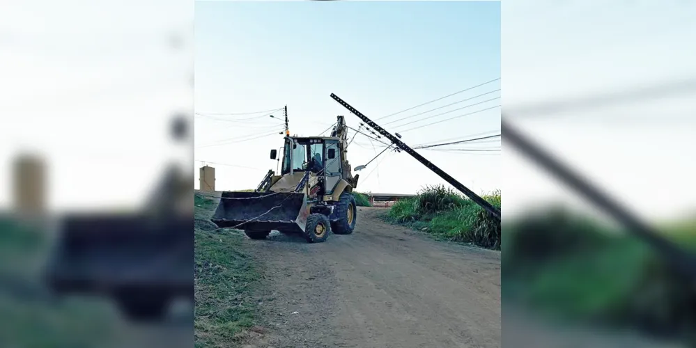 Veículo acabou se enroscando num poste, nesta terça-feira (6)