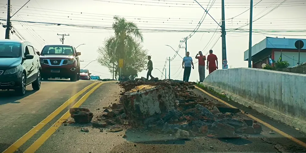 Pedras teriam caído de um caminhão, que seguia sentido Centro/Bairro