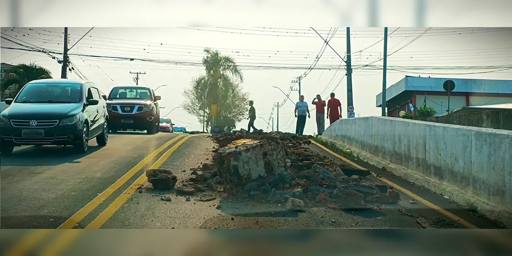 Pedras teriam caído de um caminhão, que seguia sentido Centro/Bairro