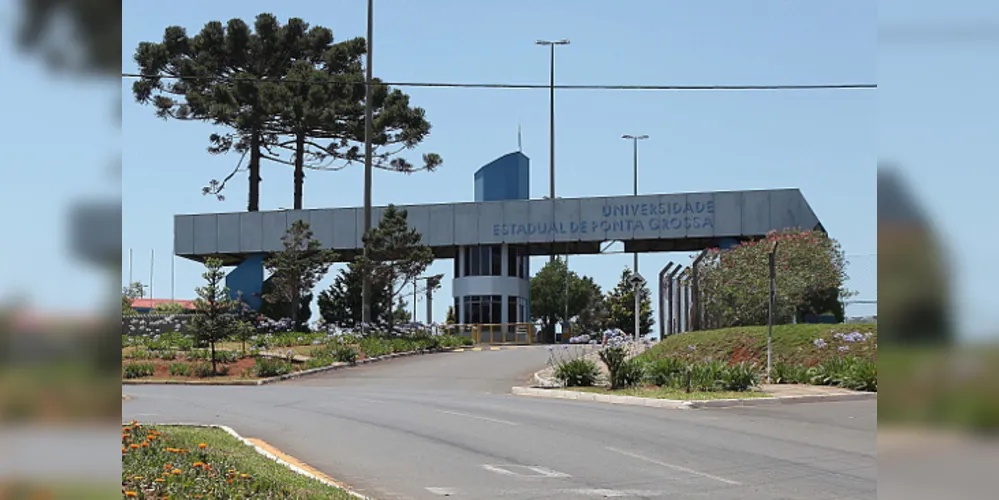 Suspeito disse que estaria tomando sol, nu, próximo à linha férrea quando foi visto por um homem e decidiu fugir para o interior da faculdade