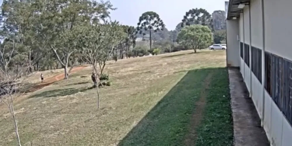 Conforme a UEPG, o homem estaria sem camisa circulando no campus