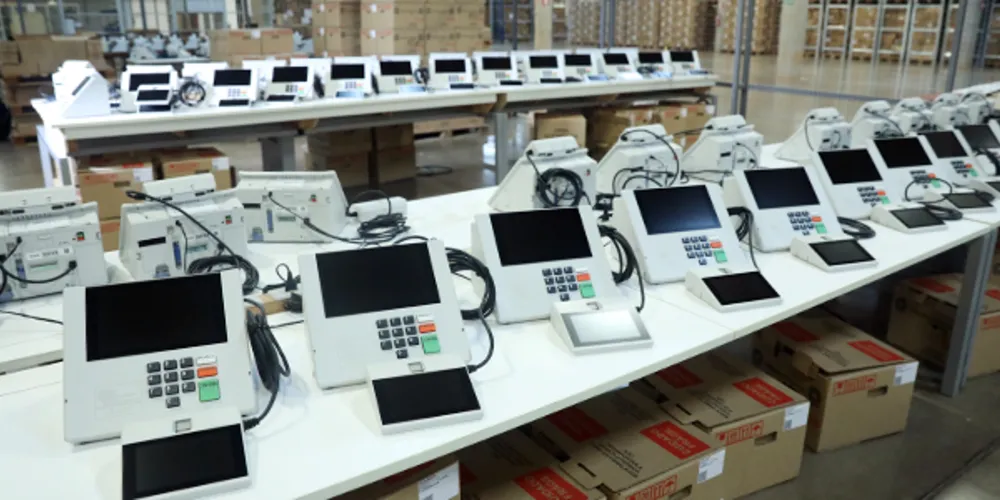 Urnas eletrônicas são preparadas pela Justiça Eleitoral