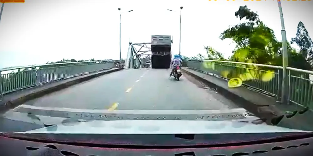 Caminhão foi 'engolido' após o desabamento da ponte