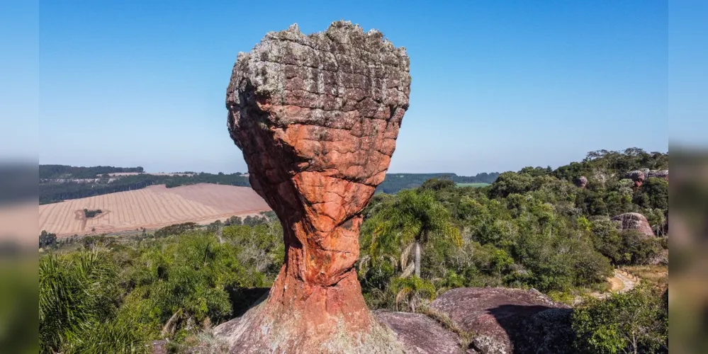 O Parque Estadual de Vila Velha é o primeiro parque estadual criado no Paraná.