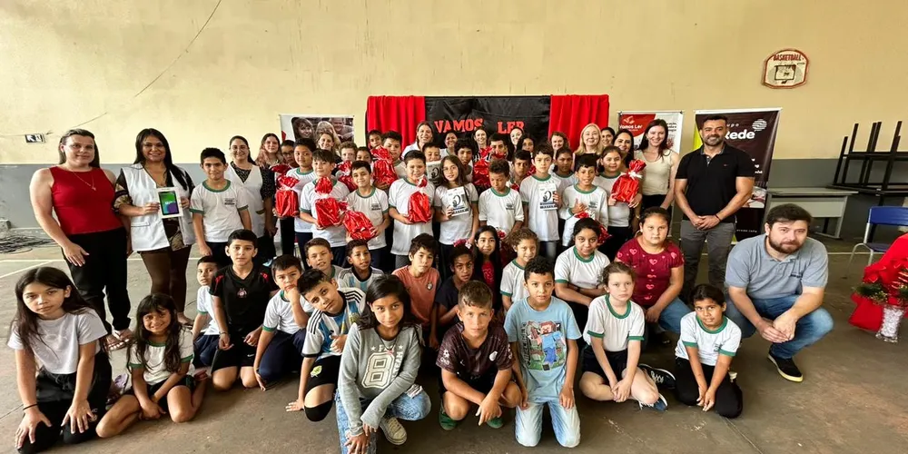 A premiação conta com a presença de autoridades locais, que reconhecem o empenho e trabalho dos alunos.