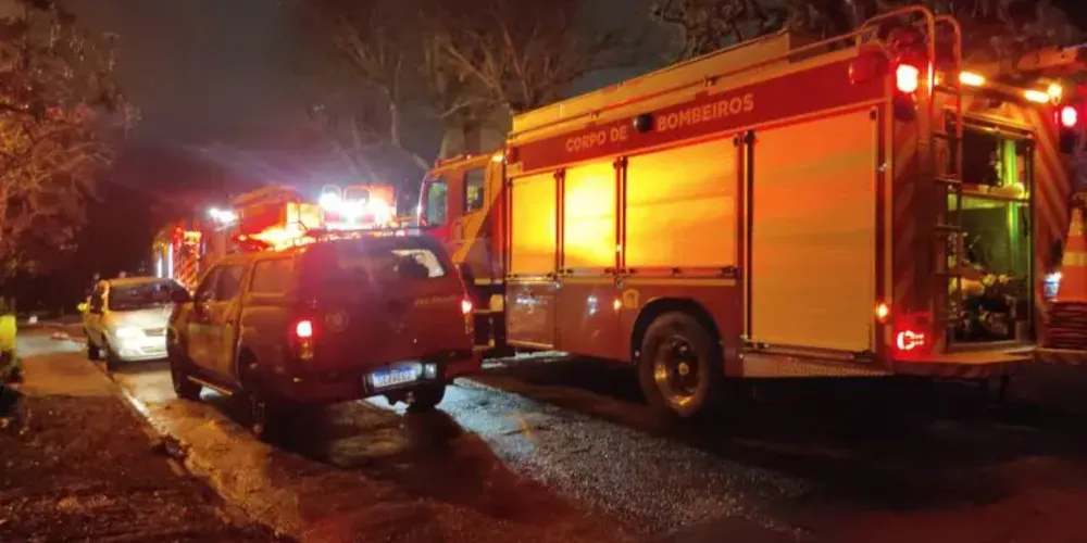 As chamas tomaram cerca de quatro cômodos da casa