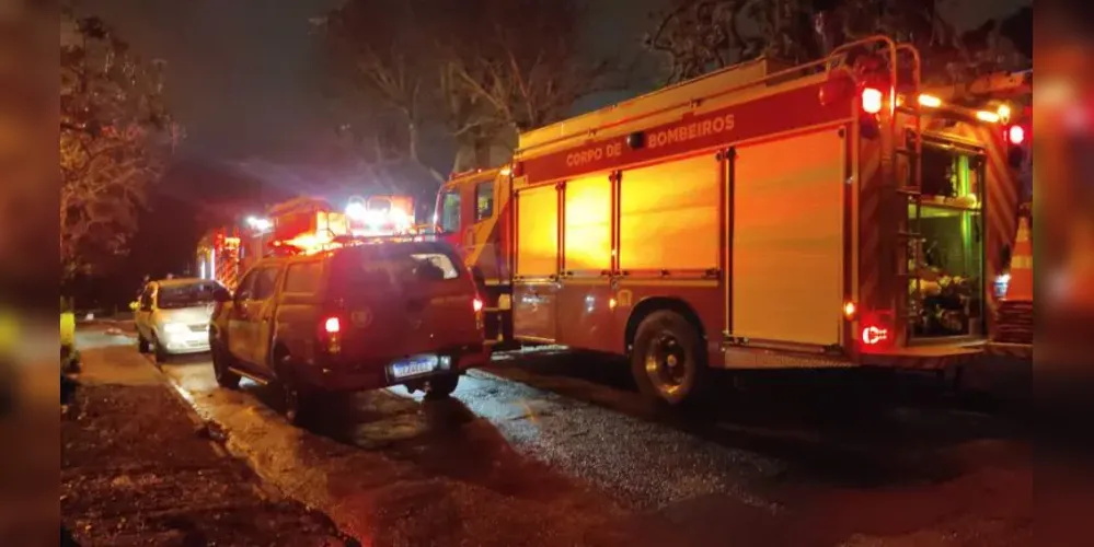 As chamas tomaram cerca de quatro cômodos da casa