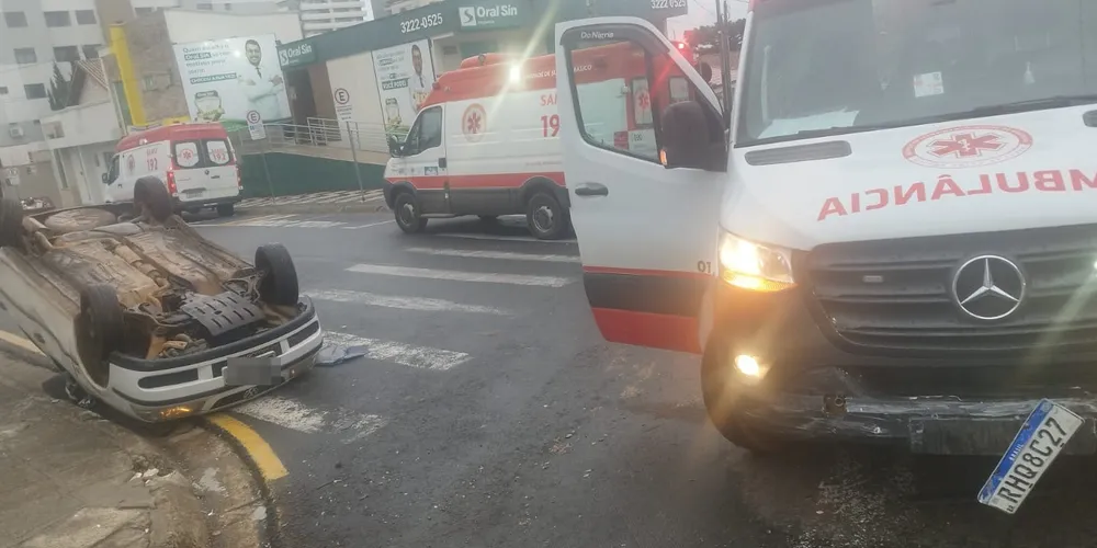 Veículo VW Gol 'furou a preferencial', foi atingido e capotou