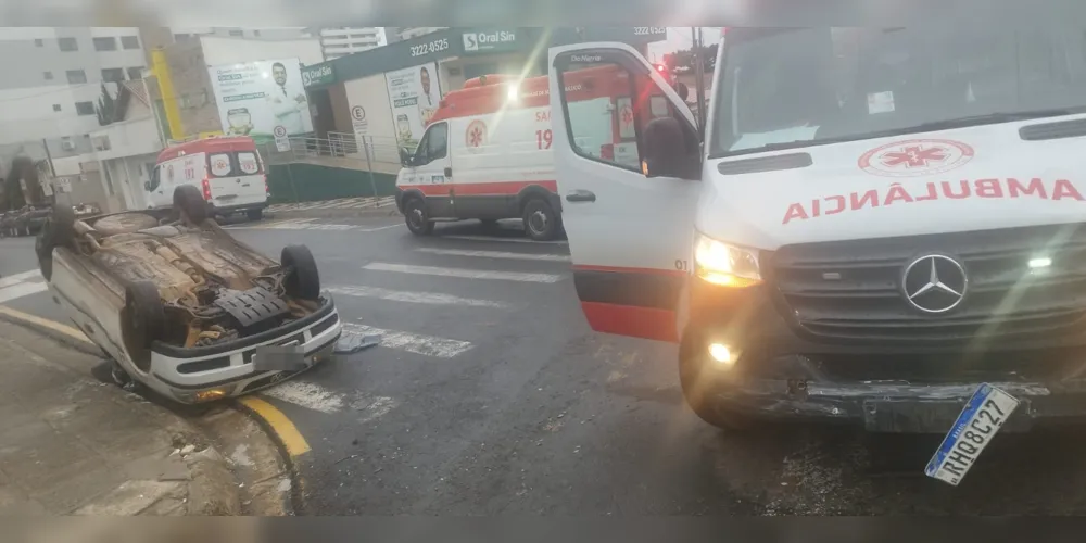 Veículo VW Gol 'furou a preferencial', foi atingido e capotou