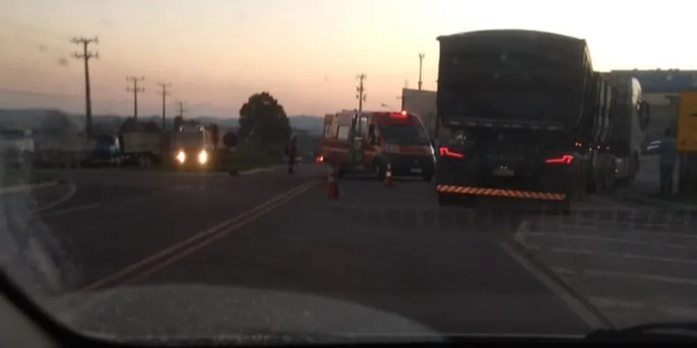 Acidente aconteceu no KM 196 da rodovia PR-340; condutor, de 29 anos, foi socorrido com ferimentos graves