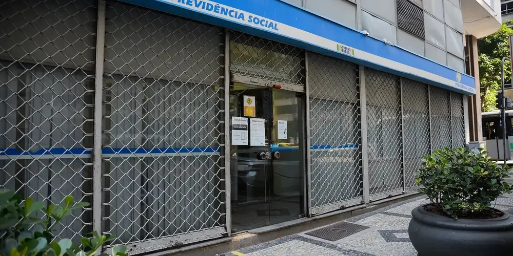 Três estagiários do Instituto Nacional do Seguro Social (INSS) são suspeitos de fraudar a concessão de empréstimos consignados.