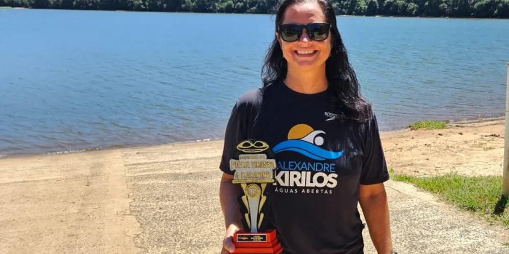 A ponta-grossense Stella Bortolli foi a primeira nadadora a fazer travessia na represa do Alagados