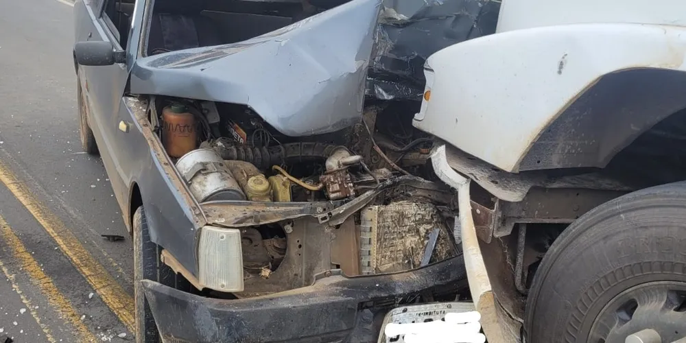 O acidente ocorreu no KM 3, em Imbituva e envolveu um Fiat/Prêmio e um caminhão Mercedes Benz
