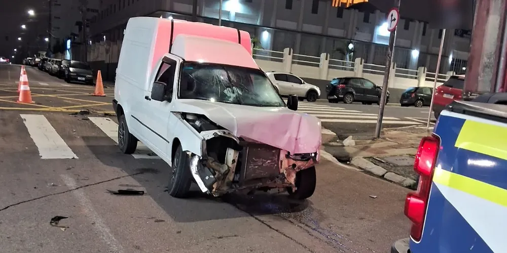 Veículo ficou com a frente destruída devido à gravidade do acidente
