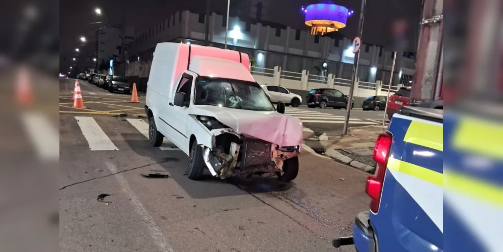 Veículo ficou com a frente destruída devido à gravidade do acidente