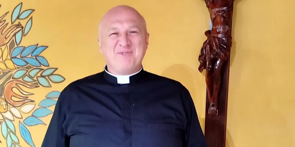 O novo provincial nasceu na cidade de Planalto, no Paraná, em 31 de dezembro de 1975