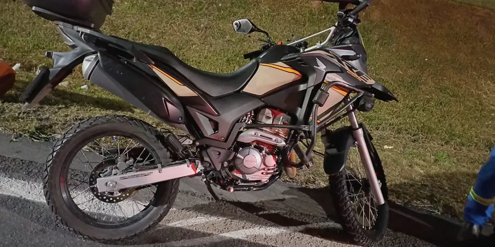O condutor envolvido no acidente abandonou a motocicleta e fugiu a pé