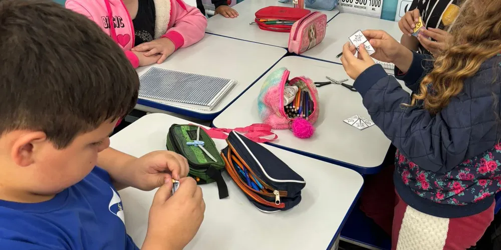 Durante as atividades em sala, os alunos testaram variadas atividades e práticas educacionais