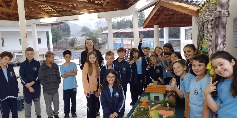 Após a confecção das maquetes, a turma realizou apresentações para os colegas de escola
