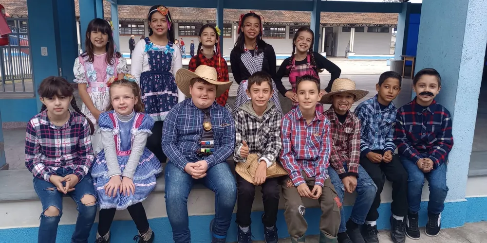 O projeto culminou com os alunos se fantasiando a caráter e realizando a apresentação da quadrilha na quadra da escolar