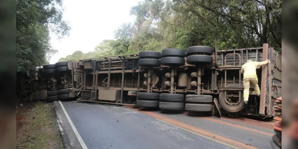 Pista da BR-151 ficou totalmente interdidatada