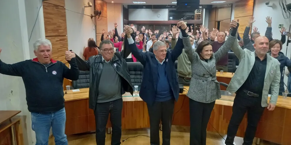 A cerimônia aconteceu na noite de terça-feira (30) e lotou o plenário e a frente da Câmara Municipal